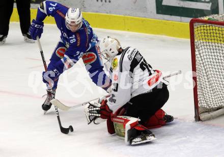 EBEL. Eishockey Bundesliga. EC VSV gegen Dornbirn Bulldogs. Felix Maxa, (VSV), Juha Rinne  (Dornbirn). Villach, am 20.12.2017.
Foto: Kuess 


---
pressefotos, pressefotografie, kuess, qs, qspictures, sport, bild, bilder, bilddatenbank