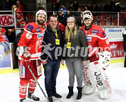 EBEL. Eishockey Bundesliga. KAC gegen  HC Orli Znojmo. David Fischer, Antenne Fans, David Madlener (KAC). Klagenfurt, am 17.12.2017.
Foto: Kuess

---
pressefotos, pressefotografie, kuess, qs, qspictures, sport, bild, bilder, bilddatenbank