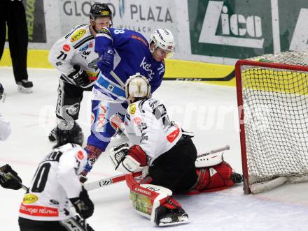 EBEL. Eishockey Bundesliga. EC VSV gegen Dornbirn Bulldogs. Felix Maxa, (VSV), Juha Rinne  (Dornbirn). Villach, am 20.12.2017.
Foto: Kuess 


---
pressefotos, pressefotografie, kuess, qs, qspictures, sport, bild, bilder, bilddatenbank