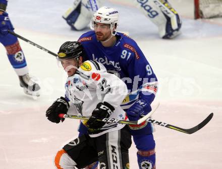 EBEL. Eishockey Bundesliga. EC VSV gegen Dornbirn Bulldogs. Miha Verlic, (VSV), Stefan Haeussle (Dornbirn). Villach, am 20.12.2017.
Foto: Kuess 


---
pressefotos, pressefotografie, kuess, qs, qspictures, sport, bild, bilder, bilddatenbank