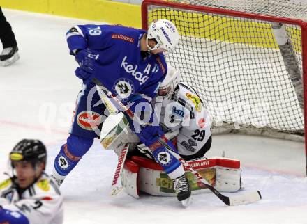 EBEL. Eishockey Bundesliga. EC VSV gegen Dornbirn Bulldogs. Stefan Bacher,  (VSV), Juha Rinne (Dornbirn). Villach, am 20.12.2017.
Foto: Kuess 


---
pressefotos, pressefotografie, kuess, qs, qspictures, sport, bild, bilder, bilddatenbank