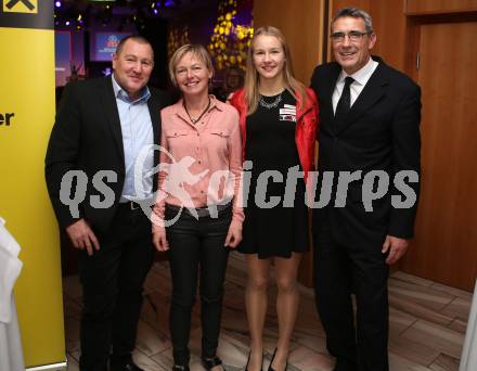 Sportgala. Nacht des Sports. Ehrung Sportler des Jahres.  Sarah Lagger mit Eltern, Georg Werthner. Velden, 20.12.2017.
Foto: Kuess 
---
pressefotos, pressefotografie, kuess, qs, qspictures, sport, bild, bilder, bilddatenbank