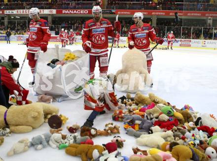 EBEL. Eishockey Bundesliga. KAC gegen  Vienna Capitals. Teddybeartoss. Jullian Talbot, Martin Schumnig, Steven Strong (KAC). Klagenfurt, am 22.12.2017.
Foto: Kuess

---
pressefotos, pressefotografie, kuess, qs, qspictures, sport, bild, bilder, bilddatenbank