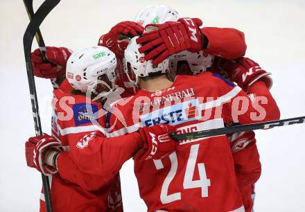 EBEL. Eishockey Bundesliga. KAC gegen  Vienna Capitals. Torjubel Johannes Bischofberger, Steven Strong, Mitja Robar, Thomas Hundertpfund (KAC). Klagenfurt, am 22.12.2017.
Foto: Kuess

---
pressefotos, pressefotografie, kuess, qs, qspictures, sport, bild, bilder, bilddatenbank