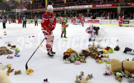 EBEL. Eishockey Bundesliga. KAC gegen  Vienna Capitals. Teddybeartoss, Jamie Lundmark (KAC). Klagenfurt, am 22.12.2017.
Foto: Kuess

---
pressefotos, pressefotografie, kuess, qs, qspictures, sport, bild, bilder, bilddatenbank