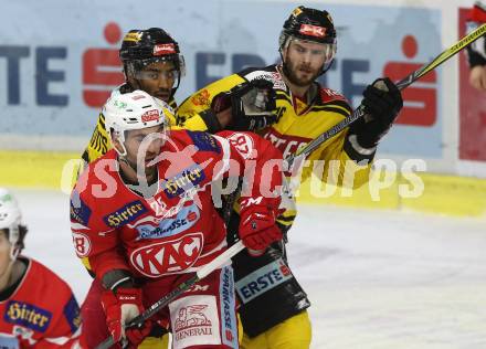 EBEL. Eishockey Bundesliga. KAC gegen  Vienna Capitals. Martin Schumnig
 (KAC), Ali Wukovits, MacGregor Sharp (Vienna Capitals). Klagenfurt, am 22.12.2017.
Foto: Kuess

---
pressefotos, pressefotografie, kuess, qs, qspictures, sport, bild, bilder, bilddatenbank
