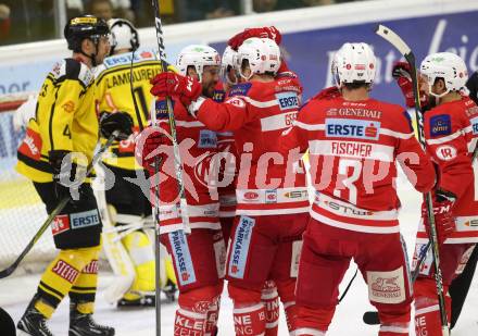 EBEL. Eishockey Bundesliga. KAC gegen  Vienna Capitals. Torjubel Martin Schumnig, Stefan Geier, Thomas Koch, Jamie Lundmark, Davis Joseph Fischer (KAC). Klagenfurt, am 22.12.2017.
Foto: Kuess

---
pressefotos, pressefotografie, kuess, qs, qspictures, sport, bild, bilder, bilddatenbank