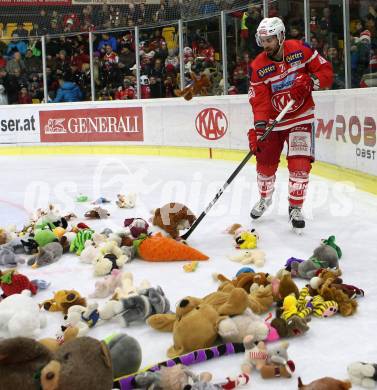 EBEL. Eishockey Bundesliga. KAC gegen  Vienna Capitals. Teddybeartoss. Martin Schumnig (KAC). Klagenfurt, am 22.12.2017.
Foto: Kuess

---
pressefotos, pressefotografie, kuess, qs, qspictures, sport, bild, bilder, bilddatenbank