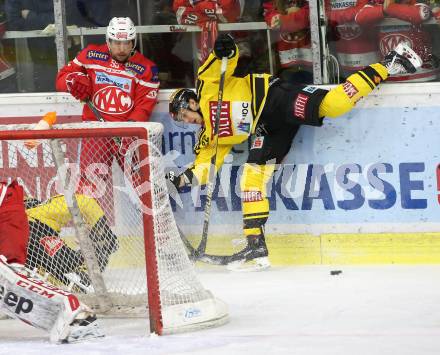 EBEL. Eishockey Bundesliga. KAC gegen  Vienna Capitals. Mitja Robar,  (KAC), Julian Grosslercher (Vienna Capitals). Klagenfurt, am 22.12.2017.
Foto: Kuess

---
pressefotos, pressefotografie, kuess, qs, qspictures, sport, bild, bilder, bilddatenbank