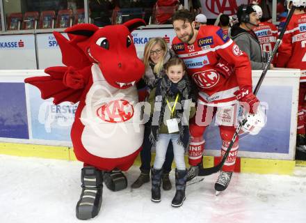 EBEL. Eishockey Bundesliga. KAC gegen  Vienna Capitals. Antenne Fans. Christoph Duller (KAC). Klagenfurt, am 22.12.2017.
Foto: Kuess

---
pressefotos, pressefotografie, kuess, qs, qspictures, sport, bild, bilder, bilddatenbank