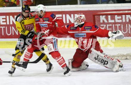 EBEL. Eishockey Bundesliga. KAC gegen  Vienna Capitals. Martin Schumnig, David Madlehner (KAC), Nikolaus Hartl  (Vienna Capitals). Klagenfurt, am 22.12.2017.
Foto: Kuess

---
pressefotos, pressefotografie, kuess, qs, qspictures, sport, bild, bilder, bilddatenbank