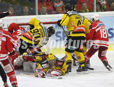 EBEL. Eishockey Bundesliga. KAC gegen  Vienna Capitals. Jamie Lundmark, Thomas Koch (KAC), Kelsey Tessier, Matthias Tschrepitsch, Philippe Lakos (Vienna Capitals). Klagenfurt, am 22.12.2017.
Foto: Kuess

---
pressefotos, pressefotografie, kuess, qs, qspictures, sport, bild, bilder, bilddatenbank