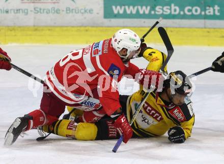 EBEL. Eishockey Bundesliga. KAC gegen  Vienna Capitals. Thomas Koch, (KAC), Ali Wukovits  (Vienna Capitals). Klagenfurt, am 22.12.2017.
Foto: Kuess

---
pressefotos, pressefotografie, kuess, qs, qspictures, sport, bild, bilder, bilddatenbank