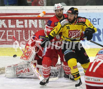 EBEL. Eishockey Bundesliga. KAC gegen  Vienna Capitals. Martin Schumnig,  (KAC), Jerry Pollastrone (Vienna Capitals). Klagenfurt, am 22.12.2017.
Foto: Kuess

---
pressefotos, pressefotografie, kuess, qs, qspictures, sport, bild, bilder, bilddatenbank