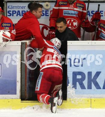 EBEL. Eishockey Bundesliga. KAC gegen  Vienna Capitals. Kevin Kapstad, verletzt (KAC). Klagenfurt, am 22.12.2017.
Foto: Kuess

---
pressefotos, pressefotografie, kuess, qs, qspictures, sport, bild, bilder, bilddatenbank