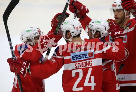 EBEL. Eishockey Bundesliga. KAC gegen  Vienna Capitals. Torjubel Johannes Bischofberger, Steven Strong, Mitja Robar, Thomas Hundertpfund (KAC). Klagenfurt, am 22.12.2017.
Foto: Kuess

---
pressefotos, pressefotografie, kuess, qs, qspictures, sport, bild, bilder, bilddatenbank