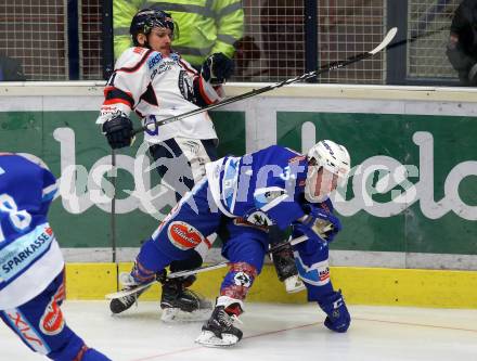 EBEL. Eishockey Bundesliga. EC VSV gegen KHL Medvescak Zagreb. Christof Kromp, (VSV), Saso Rajsar  (Zagreb). Villach, am 26.12.2017.
Foto: Kuess 


---
pressefotos, pressefotografie, kuess, qs, qspictures, sport, bild, bilder, bilddatenbank