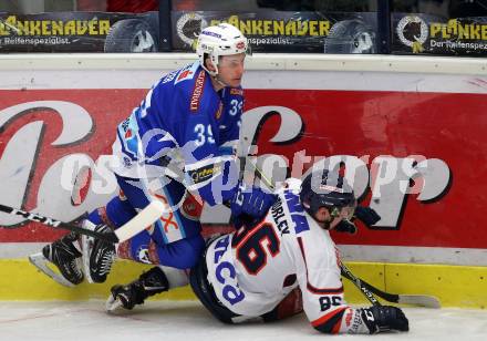 EBEL. Eishockey Bundesliga. EC VSV gegen KHL Medvescak Zagreb. Patrick Platzer, (VSV), Tyler Morley  (Zagreb). Villach, am 26.12.2017.
Foto: Kuess 


---
pressefotos, pressefotografie, kuess, qs, qspictures, sport, bild, bilder, bilddatenbank