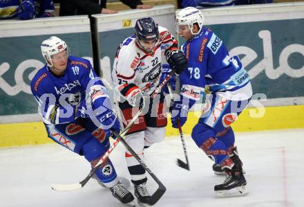 EBEL. Eishockey Bundesliga. EC VSV gegen KHL Medvescak Zagreb. Robert Flick, Felix Maxa,  (VSV), Samson Mahbod (Zagreb). Villach, am 26.12.2017.
Foto: Kuess 


---
pressefotos, pressefotografie, kuess, qs, qspictures, sport, bild, bilder, bilddatenbank