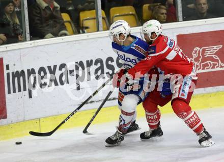 EBEL. Eishockey Bundesliga. KAC gegen  VSV. Martin Schumnig, (KAC), Miha Verlic  (VSV). Klagenfurt, am 28.12.2017.
Foto: Kuess

---
pressefotos, pressefotografie, kuess, qs, qspictures, sport, bild, bilder, bilddatenbank