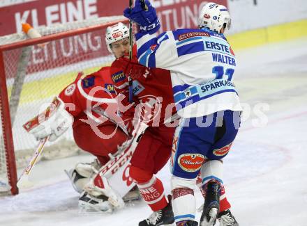 EBEL. Eishockey Bundesliga. KAC gegen  VSV. Stefan Espeland,  (KAC), Ben Walter (VSV). Klagenfurt, am 28.12.2017.
Foto: Kuess

---
pressefotos, pressefotografie, kuess, qs, qspictures, sport, bild, bilder, bilddatenbank