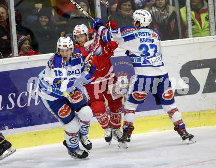 EBEL. Eishockey Bundesliga. KAC gegen VSV. Johannes Bischofberger, (KAC), Valentin Leiler, Christof Kromp (VSV). Klagenfurt, am 28.12.2017.
Foto: Kuess

---
pressefotos, pressefotografie, kuess, qs, qspictures, sport, bild, bilder, bilddatenbank