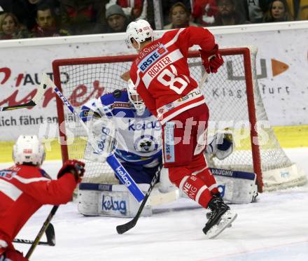 EBEL. Eishockey Bundesliga. KAC gegen  VSV. Marco Richter, (KAC), Lukas Herzog  (VSV). Klagenfurt, am 28.12.2017.
Foto: Kuess

---
pressefotos, pressefotografie, kuess, qs, qspictures, sport, bild, bilder, bilddatenbank