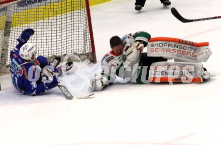 EBEL. Eishockey Bundesliga. EC VSV gegen Moser Medical Graz99ers. Ben Walter,  (VSV), Hannu Toivonen (Graz). Villach, am 1.1.2018.
Foto: Kuess 


---
pressefotos, pressefotografie, kuess, qs, qspictures, sport, bild, bilder, bilddatenbank