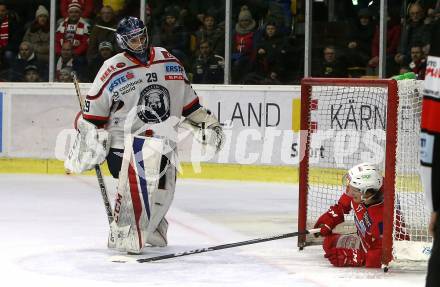 EBEL. Eishockey Bundesliga. KAC gegen KHL Medvescak Zagreb. Manuel Ganahl, (KAC), Vilim Rosandic  (Zagreb). Klagenfurt, am 1.1.2018.
Foto: Kuess

---
pressefotos, pressefotografie, kuess, qs, qspictures, sport, bild, bilder, bilddatenbank