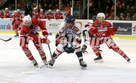 EBEL. Eishockey Bundesliga. KAC gegen KHL Medvescak Zagreb. Philipp Kreuzer, Marco Richter,  (KAC), Garrett Noonan (Zagreb). Klagenfurt, am 1.1.2018.
Foto: Kuess

---
pressefotos, pressefotografie, kuess, qs, qspictures, sport, bild, bilder, bilddatenbank