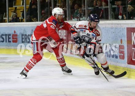 EBEL. Eishockey Bundesliga. KAC gegen KHL Medvescak Zagreb. Thomas Hundertpfund, (KAC), Tyler Morley (Zagreb). Klagenfurt, am 1.1.2018.
Foto: Kuess

---
pressefotos, pressefotografie, kuess, qs, qspictures, sport, bild, bilder, bilddatenbank