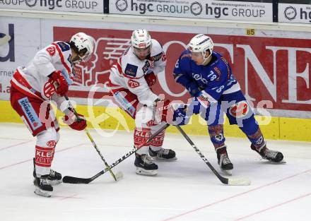 EBEL. Eishockey Bundesliga. EC VSV gegen KAC. Felix Maxa, (VSV),  Manuel Geier, Martin Schumnig (KAC). Villach, am 3.1.2018.
Foto: Kuess 


---
pressefotos, pressefotografie, kuess, qs, qspictures, sport, bild, bilder, bilddatenbank