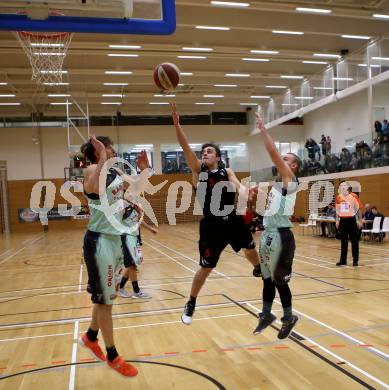 Basketball 2. Bundesliga. Grunddurchgang. 14. Runde. Villach Raiders gegen Mistelbach Mustangs. Simon Finzgar, Timi Huber (Villach), Paul Isbetcherian  (Mistelbach Mustangs). Villach, am 7.1.2018.
Foto: Kuess

---
pressefotos, pressefotografie, kuess, qs, qspictures, sport, bild, bilder, bilddatenbank