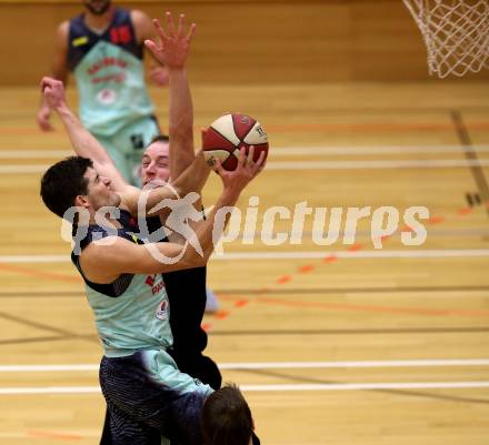 Basketball 2. Bundesliga. Grunddurchgang. 14. Runde. Villach Raiders gegen Mistelbach Mustangs. Marko Jurica, (Villach), Vladimir Sismilich  (Mistelbach Mustangs). Villach, am 7.1.2018.
Foto: Kuess

---
pressefotos, pressefotografie, kuess, qs, qspictures, sport, bild, bilder, bilddatenbank