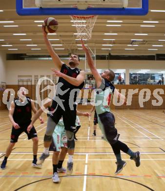 Basketball 2. Bundesliga. Grunddurchgang. 14. Runde. Villach Raiders gegen Mistelbach Mustangs. Timi Huber, (Villach), Michal Semerad  (Mistelbach Mustangs). Villach, am 7.1.2018.
Foto: Kuess

---
pressefotos, pressefotografie, kuess, qs, qspictures, sport, bild, bilder, bilddatenbank