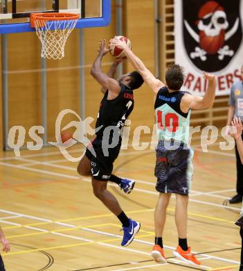 Basketball 2. Bundesliga. Grunddurchgang. 16. Runde. Villach Raiders gegen Mattersburg Rocks. Simon Finzgar,  (Villach), Royce Amir Woolridge (Mattersburg Rocks). Villach, am 20.1.2018.
Foto: Kuess

---
pressefotos, pressefotografie, kuess, qs, qspictures, sport, bild, bilder, bilddatenbank