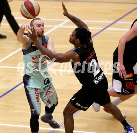 Basketball 2. Bundesliga. Grunddurchgang. 16. Runde. Villach Raiders gegen Mattersburg Rocks. Timi Huber,  (Villach), Royce Amir Woolridge (Mattersburg Rocks). Villach, am 20.1.2018.
Foto: Kuess

---
pressefotos, pressefotografie, kuess, qs, qspictures, sport, bild, bilder, bilddatenbank