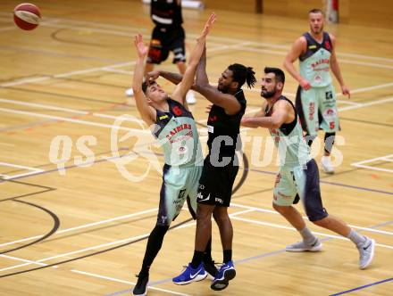 Basketball 2. Bundesliga. Grunddurchgang. 16. Runde. Villach Raiders gegen Mattersburg Rocks. Marko Jurica, Mensud Julevic (Villach), Royce Amir Woolridge (Mattersburg Rocks). Villach, am 20.1.2018.
Foto: Kuess

---
pressefotos, pressefotografie, kuess, qs, qspictures, sport, bild, bilder, bilddatenbank