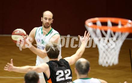 Basketball 2. Bundesliga. Grunddurchgang. 16. Runde. KOS Celovec gegen Basket Flames. Jakob Strazar, (KOS), Maximilian Huebner  (Basket Flames). Klagenfurt, am 20.1.2018.
Foto: Kuess
---
pressefotos, pressefotografie, kuess, qs, qspictures, sport, bild, bilder, bilddatenbank