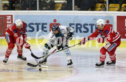 EBEL. Eishockey Bundesliga. KAC gegen 	EHC Liwest Black Wings Linz. Jamie Lundmark, Kevin Kapstad, (KAC), Fabio Hofer  (Linz). Klagenfurt, am 21.1.2018.
Foto: Kuess

---
pressefotos, pressefotografie, kuess, qs, qspictures, sport, bild, bilder, bilddatenbank