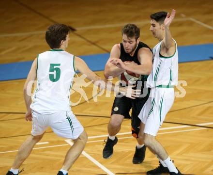 Basketball 2. Bundesliga. Grunddurchgang. 16. Runde. KOS Celovec gegen Basket Flames. Andi Smrtnik, Volkan Oezdemir (KOS), Christian Kuenstner (Basket Flames). Klagenfurt, am 20.1.2018.
Foto: Kuess
---
pressefotos, pressefotografie, kuess, qs, qspictures, sport, bild, bilder, bilddatenbank