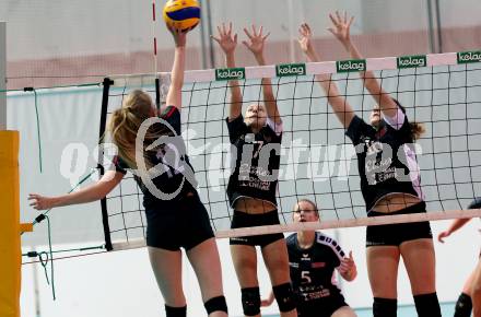 Volleyball 2. Bundesliga Frauen. VBK Woerthersee Loewen Klagenfurt gegen Volleys Brueckl. Julia Cvetko (Klagenfurt), Valentina Probst, Leonie Unterberger (Brueckl). Klagenfurt, am 20.1.2018. 
Foto: Kuess
---
pressefotos, pressefotografie, kuess, qs, qspictures, sport, bild, bilder, bilddatenbank