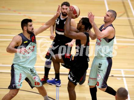 Basketball 2. Bundesliga. Grunddurchgang. 16. Runde. Villach Raiders gegen Mattersburg Rocks. Mensud Julevic, Ales Primc (Villach), Royce Amir Woolridge (Mattersburg Rocks). Villach, am 20.1.2018.
Foto: Kuess

---
pressefotos, pressefotografie, kuess, qs, qspictures, sport, bild, bilder, bilddatenbank
