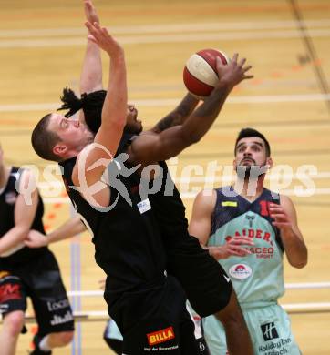 Basketball 2. Bundesliga. Grunddurchgang. 16. Runde. Villach Raiders gegen Mattersburg Rocks. Mensud Julevic (Villach), Royce Amir Woolridge, Corey Hallett (Mattersburg Rocks). Villach, am 20.1.2018.
Foto: Kuess

---
pressefotos, pressefotografie, kuess, qs, qspictures, sport, bild, bilder, bilddatenbank