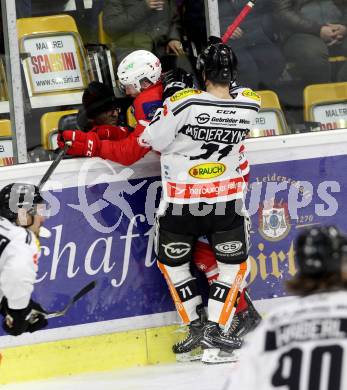 EBEL. Eishockey Bundesliga. KAC gegen 	Dornbirn Bulldogs. Philipp Kreuzer,  (KAC), Kevin Macierzynski (Dornbirn). Klagenfurt, am 26.1.2018.
Foto: Kuess

---
pressefotos, pressefotografie, kuess, qs, qspictures, sport, bild, bilder, bilddatenbank