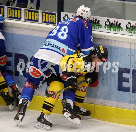 EBEL. Eishockey Bundesliga. EC VSV gegen Vienna Capitals. Miha Stebih,  (VSV), Julian Grosslercher (Vienna Capitals). Villach, am 26.1.2018.
Foto: Kuess 


---
pressefotos, pressefotografie, kuess, qs, qspictures, sport, bild, bilder, bilddatenbank