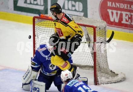 EBEL. Eishockey Bundesliga. EC VSV gegen Vienna Capitals. Lukas Herzog, (VSV), Macgregor Sharp  (Vienna Capitals). Villach, am 26.1.2018.
Foto: Kuess 


---
pressefotos, pressefotografie, kuess, qs, qspictures, sport, bild, bilder, bilddatenbank