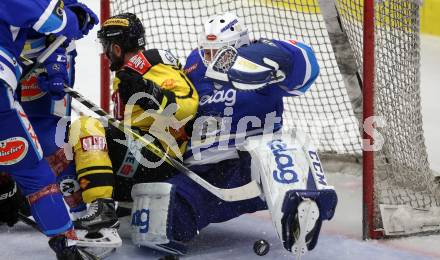 EBEL. Eishockey Bundesliga. EC VSV gegen Vienna Capitals. Lukas Herzog,  (VSV), Jerry Pollastrone (Vienna Capitals). Villach, am 26.1.2018.
Foto: Kuess 


---
pressefotos, pressefotografie, kuess, qs, qspictures, sport, bild, bilder, bilddatenbank
