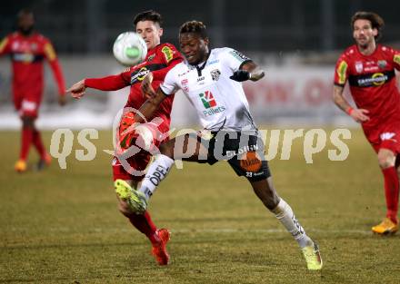 Fussball tipico Bundesliga. RZ Pellets WAC gegen Cashpoint SCR Altach. Issiaka Ouedraogo (WAC), Benedikt Zech (Altach). Wolfsberg, am 3.2.2018.
Foto: Kuess

---
pressefotos, pressefotografie, kuess, qs, qspictures, sport, bild, bilder, bilddatenbank