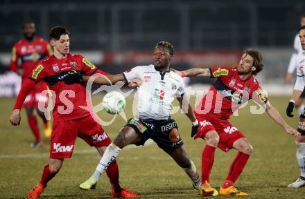 Fussball tipico Bundesliga. RZ Pellets WAC gegen Cashpoint SCR Altach. Issiaka Ouedraogo (WAC), Benedikt Zech, Patrick Salomon (Altach). Wolfsberg, am 3.2.2018.
Foto: Kuess

---
pressefotos, pressefotografie, kuess, qs, qspictures, sport, bild, bilder, bilddatenbank